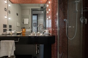 Combined shower/tub, hair dryer, bidet, towels