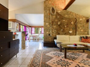 Télévision à écran plat, cheminée