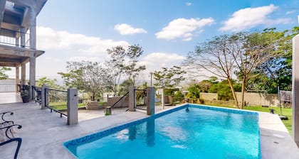 Roomy Casita - Shared Pool - Free High-Speed WiFi, AC
