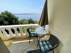 Outdoor dining - Holiday apartment with two bedrooms and sea views (Jadranovo)