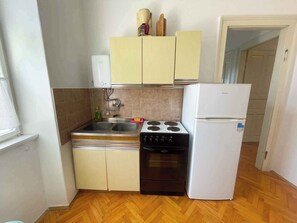 Fridge, microwave, oven, stovetop - Holiday apartment with two bedrooms and sea views (Jadranovo)