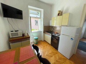 Fridge, microwave, oven, stovetop - Holiday apartment with two bedrooms and sea views (Jadranovo)