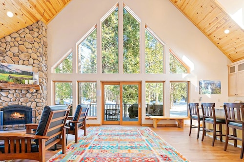 Beautiful home in the woods with EV charger, deck & Ping-Pong