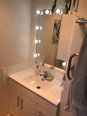 Bañera con ducha, secador de pelo, toallas