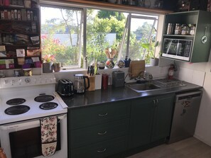 Een koelkast, een magnetron, een oven, een kookplaat