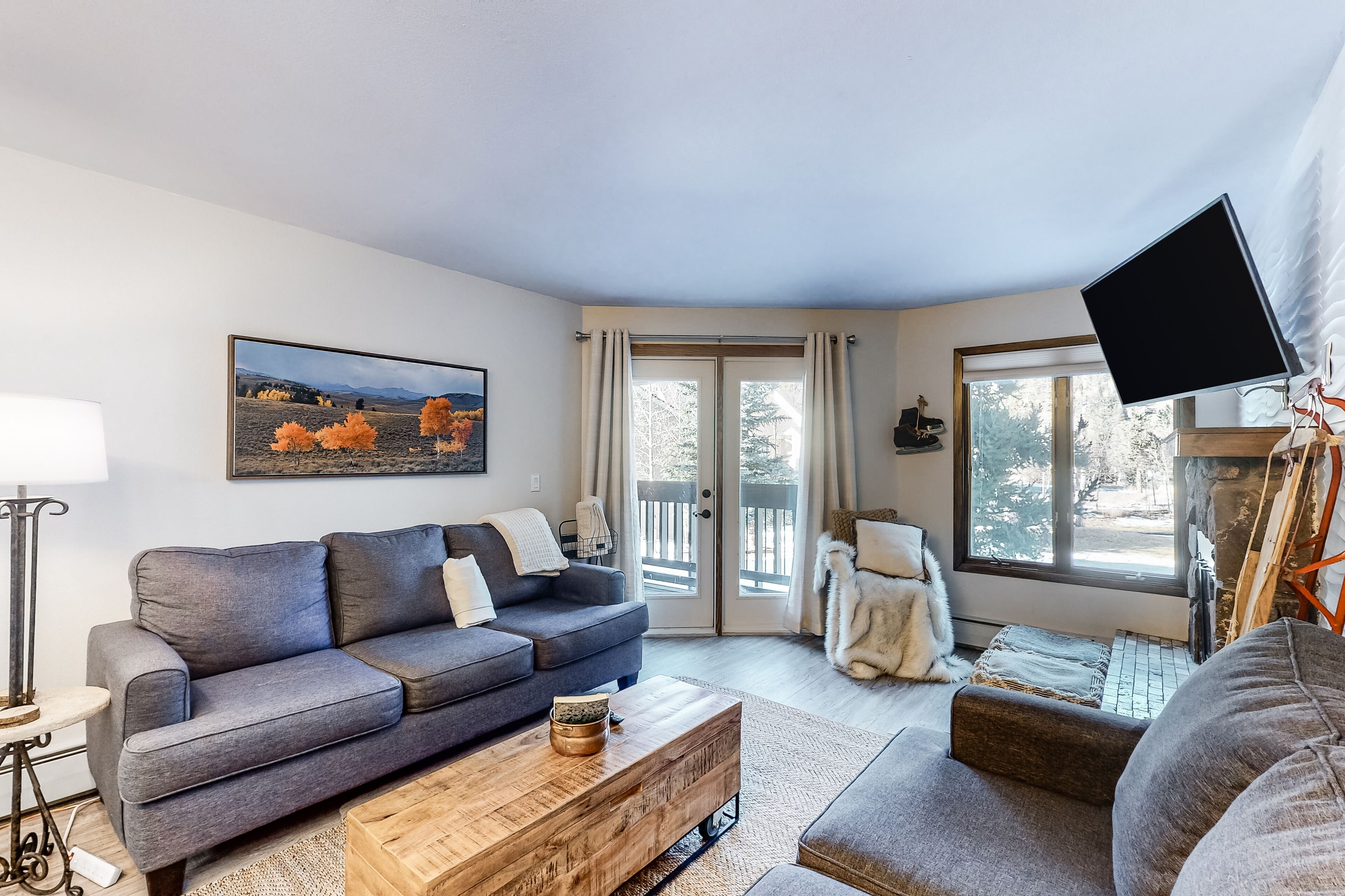 Centrally located condo with mountain views & fireplace  - walk to lifts