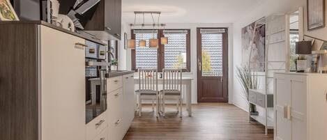 Frigorífico, microondas, horno y placa de cocina