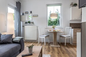 Televisie, een dvd-speler en een stereo