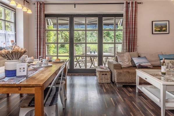 Televisión, chimenea y estéreo 