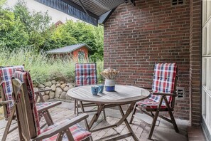 Outdoor dining - 50051 "Achtern Diek" - Comfortable and cozy: The vacation apartment for 4 people (Wittmund)