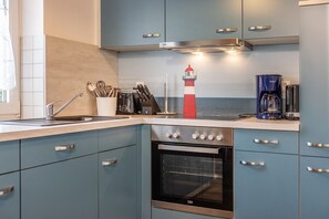 Køleskab, mikrobølgeovn, ovn, kogeplade