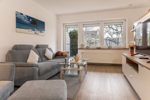 Televisie, een dvd-speler en een stereo