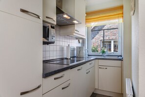 Kühlschrank, Mikrowelle, Herdplatte, Geschirrspüler