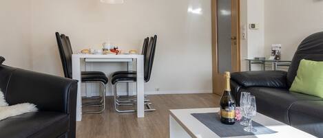 Una televisión, un reproductor estéreo