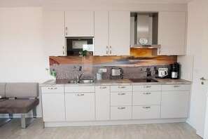 Réfrigérateur, micro-ondes, plaque de cuisson, lave-vaisselle