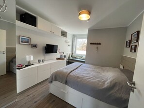 2 bedrooms, iron/ironing board, WiFi