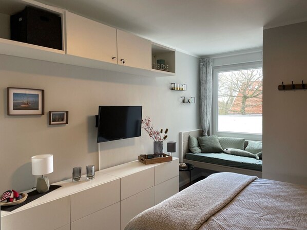 2 bedrooms, iron/ironing board, WiFi