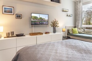 2 bedrooms, iron/ironing board, WiFi