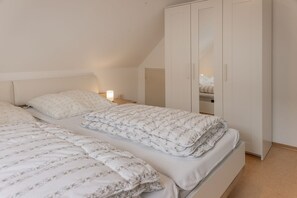 2 bedrooms, iron/ironing board, WiFi