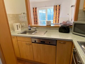 Réfrigérateur, four à micro-ondes, un four, surface de cuisson