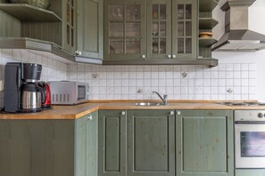Fridge, microwave, oven, stovetop - Vacation apartment 50031 - Away from the hustle and bustle of the coastal resorts, you can relax in this (Wittmund)