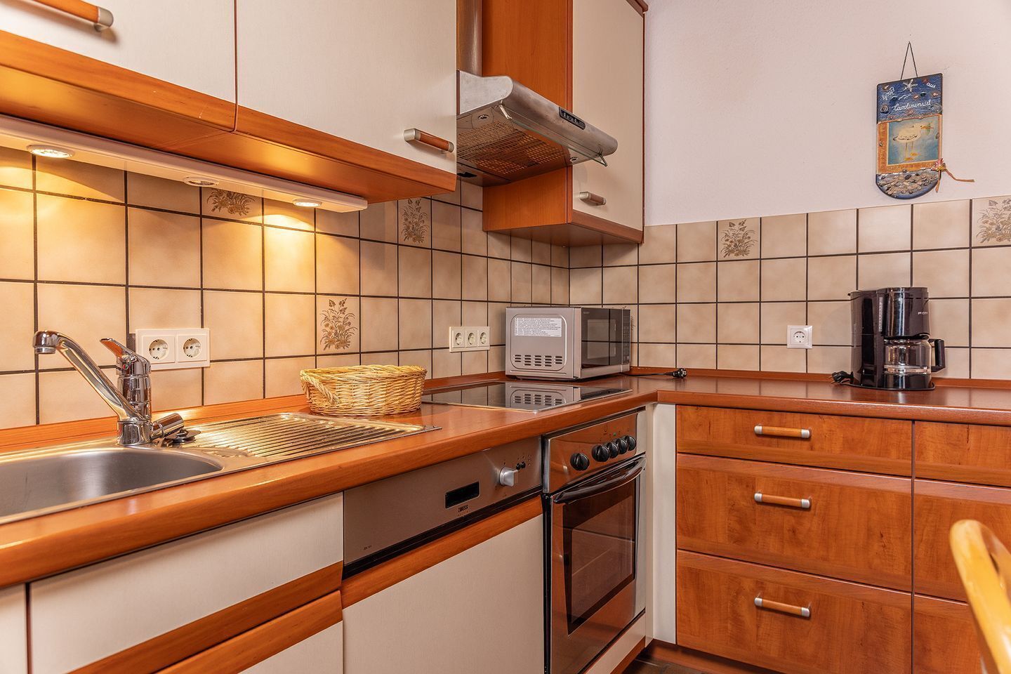 Réfrigérateur, four à micro-ondes, un four, surface de cuisson