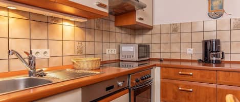 Réfrigérateur, four à micro-ondes, un four, surface de cuisson