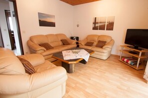 TV, stereo - Vacation apartment 50132 - Comfortable and bright: The first floor apartment with its approx. (Wittmund)