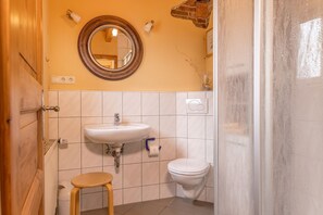 Shower - 50142 Gretchen´s Hus 2 - Geschichtsträchtiges Haus Sowie Historischer Ort: Die Urgemütliche und neu (Wangerland)