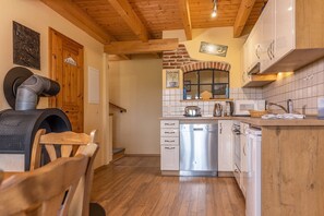 Fridge, microwave, oven, stovetop - 50142 Gretchen´s Hus 2 - Geschichtsträchtiges Haus Sowie Historischer Ort: Die Urgemütliche und neu (Wangerland)