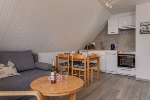 TV, stereo - 50212 Haus Klaas-wohnung Jochen - Ein Lauschiges Plätzchen für Zwei: Die Obergeschosswohnung mit (Wittmund)