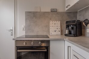 Een koelkast, een oven, een kookplaat, een vaatwasser