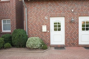 Exterior detail - Vacation apartment 50166 - A cozy nest for 2: The first floor apartment is (Wittmund)