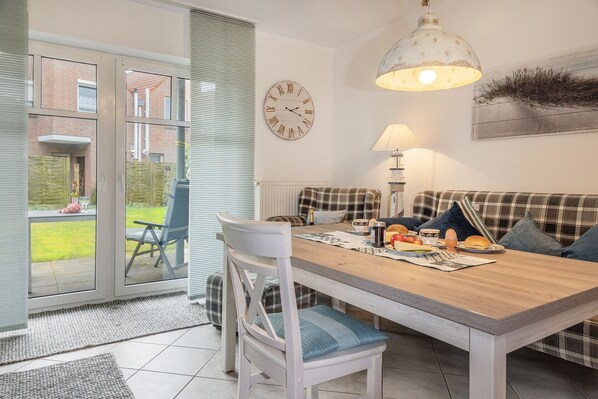 Dining - Vacation apartment 50160 - Cute and flooded with light: the first floor apartment is (Wittmund)