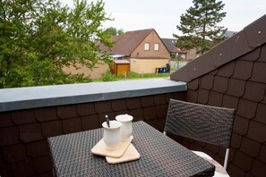 Outdoor dining - Vacation apartment 50014 - Recharge your batteries: The cozy upper floor apartment in (Wittmund)