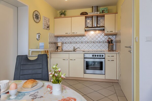 Fridge, oven, stovetop, coffee/tea maker
