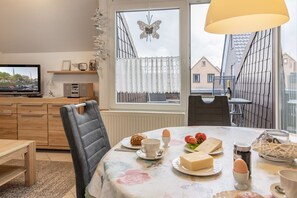 Dining - Vacation apartment 50014 - Recharge your batteries: The cozy upper floor apartment in (Wittmund)