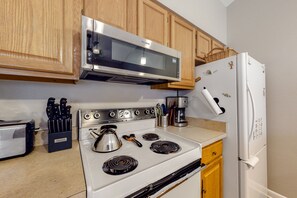 Réfrigérateur, four à micro-ondes, un four, surface de cuisson