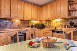 Réfrigérateur, four à micro-ondes, un four, surface de cuisson