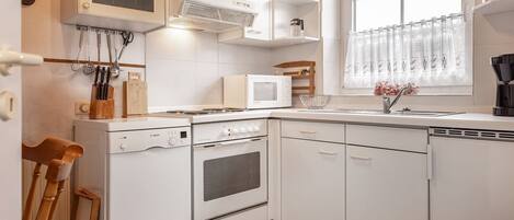 冷蔵庫、電子レンジ、オーブン、コンロ