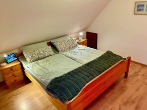 2 bedrooms, iron/ironing board, WiFi