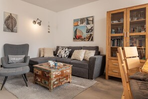 Televisie, een dvd-speler en een stereo