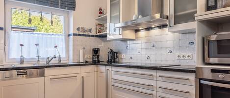 Frigorífico, microondas, horno y placa de cocina