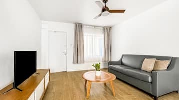 Deluxe Studio Suite | Living area | 55-inch flat-screen TV with cable channels, TV