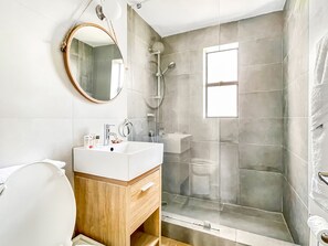 Deluxe Studio Suite | Bathroom | Shower, free toiletries, hair dryer, towels - Ocean's Sound Hotel (Hollywood)