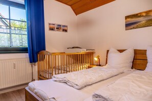 2 bedrooms, iron/ironing board, WiFi