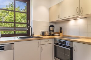 Jääkaappi, mikroaaltouuni, uuni, liesi