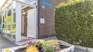 Un bâtiment avec une enseigne bleue sur laquelle on peut lire « Haus Wathwurm » et le numéro « 12b ».