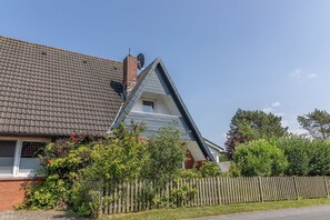 Exterior - 50171 Haus Antje I - Topsanierte Ferien- Doppelhaushälfte mit Garten in Strandnähe (Wittmund)