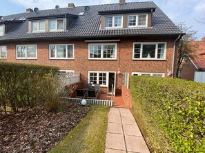 Exterior - Strandkrabbe - Holiday home Strandkrabbe - close to the beach, 3 bedrooms, garden (Wyk auf Föhr)